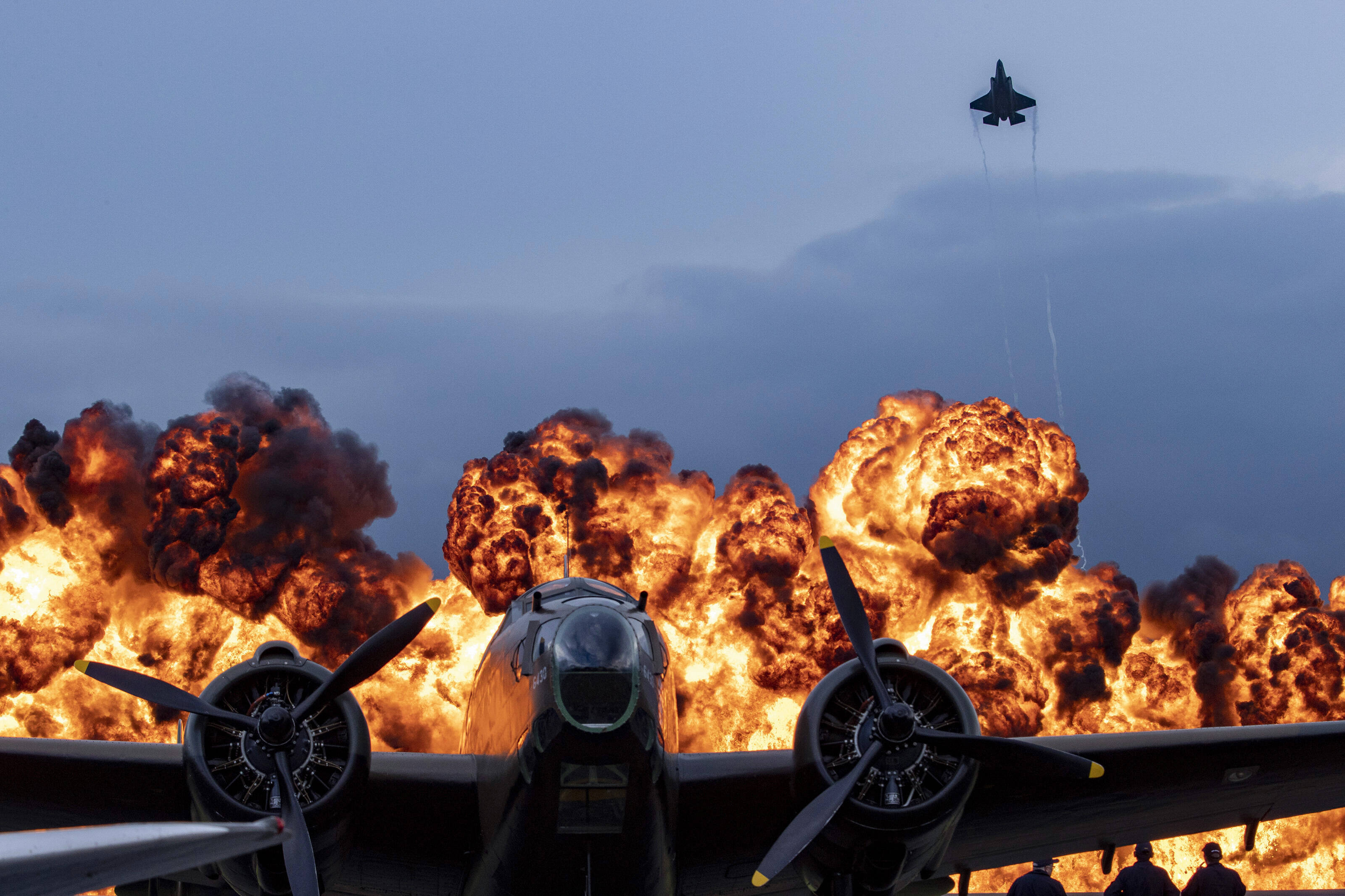 Video: Zwei Militärflugzeuge stoßen zusammen und explodieren - mehrere Tote!