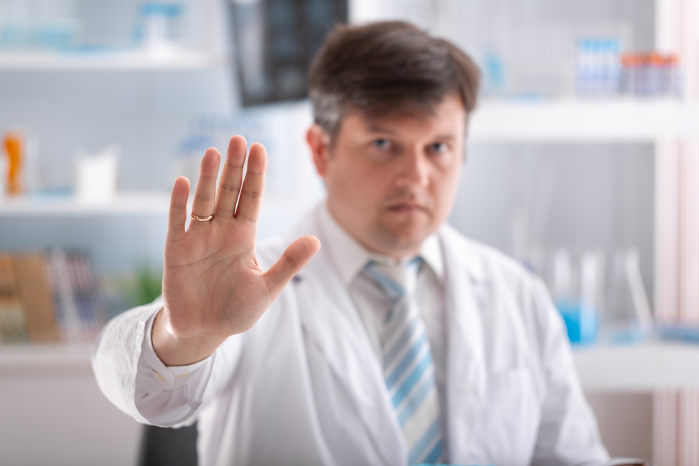 Katholisches Krankenhaus lehnt Transgender Patienten ab und verbietet wichtige Operation!