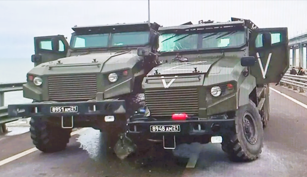 Neuer Anschlag auf die Krimbrücke? 5 gepanzerte russische Militärfahrzeuge geraten in Massencrash!