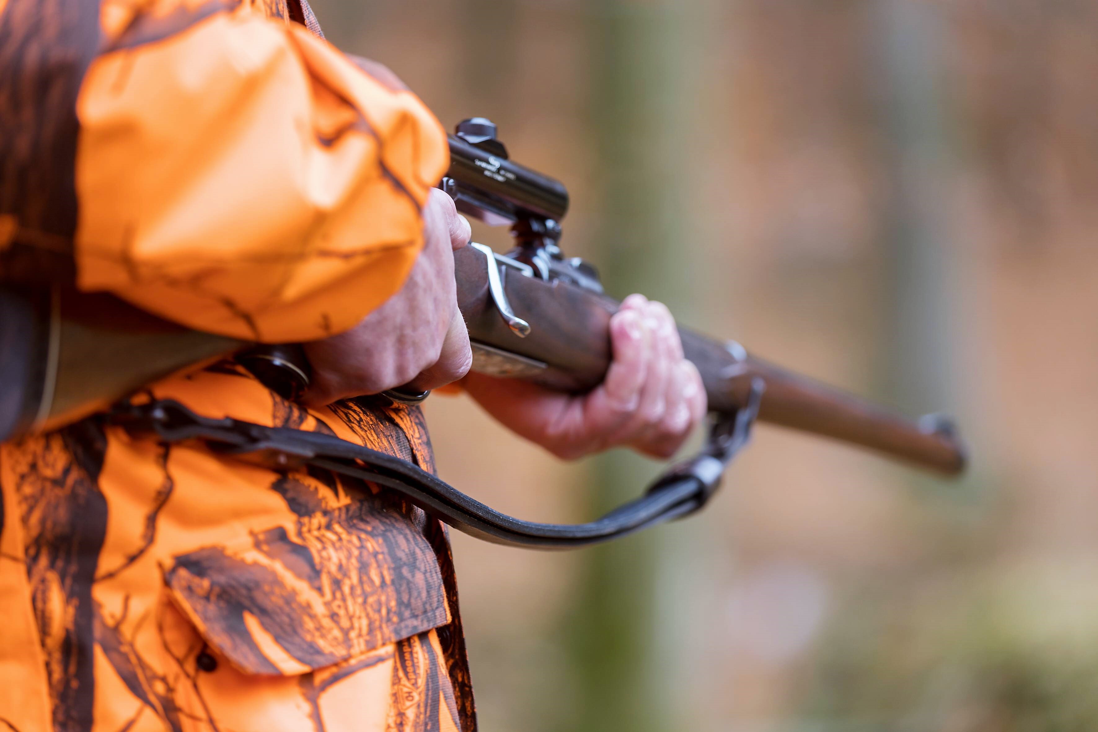 Jäger erschießt sich beim Absteigen vom Hochsitz selbst! Tragischer Unfall bei der Jagd!