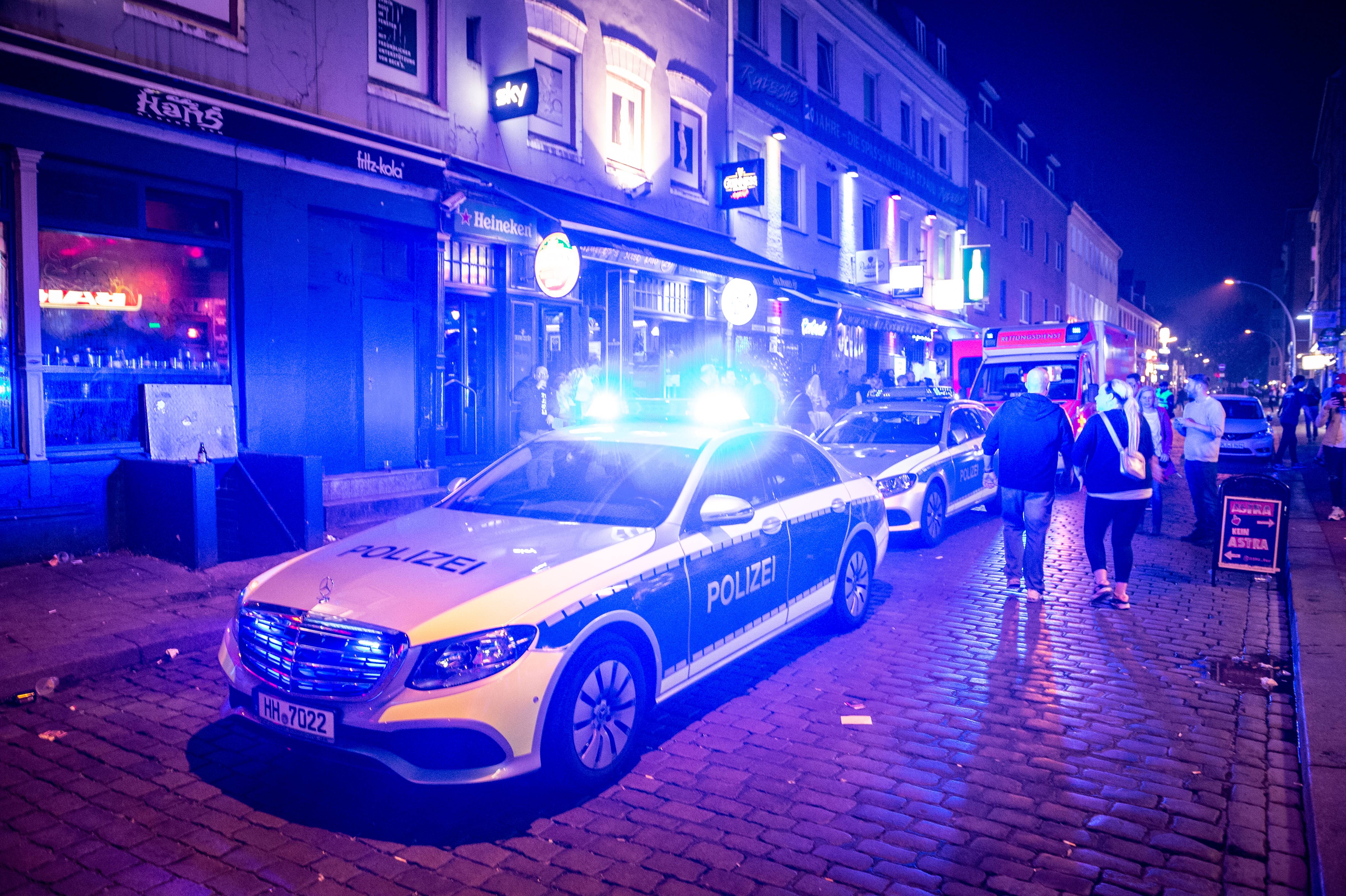 Alarm auf der Reeperbahn! Blutige Messerstecherei - Opfer schwebt in Lebensgefahr!