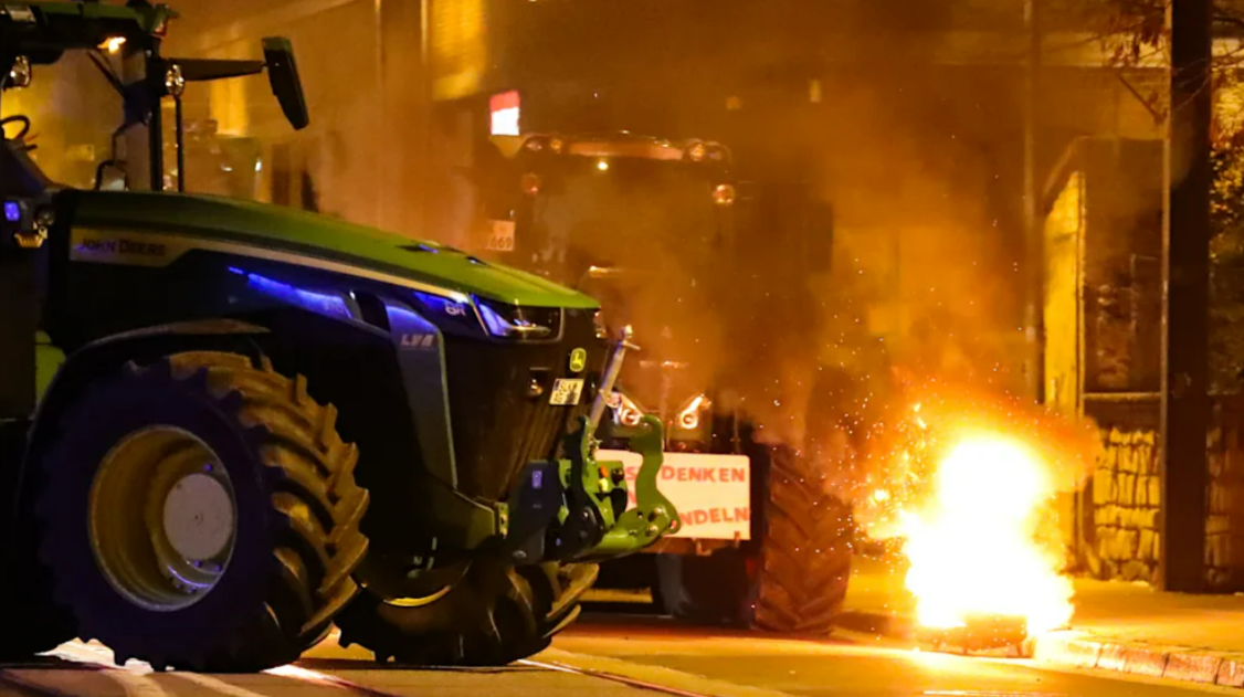Feu dans le quartier gouvernemental! Des centaines de fermiers manifestent contre la politique agricole de l'UE!