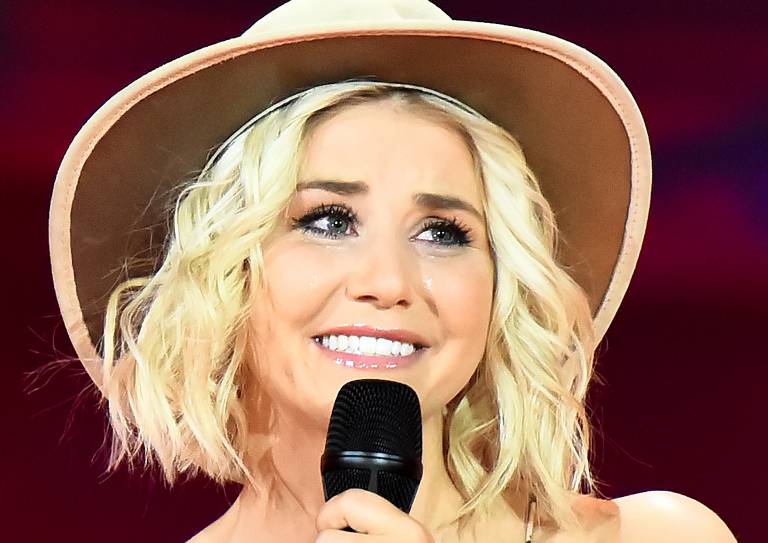 Beatrice Egli mariée ? Découvrez la vérité derrière les bagues mystérieuses qu'elle porte !