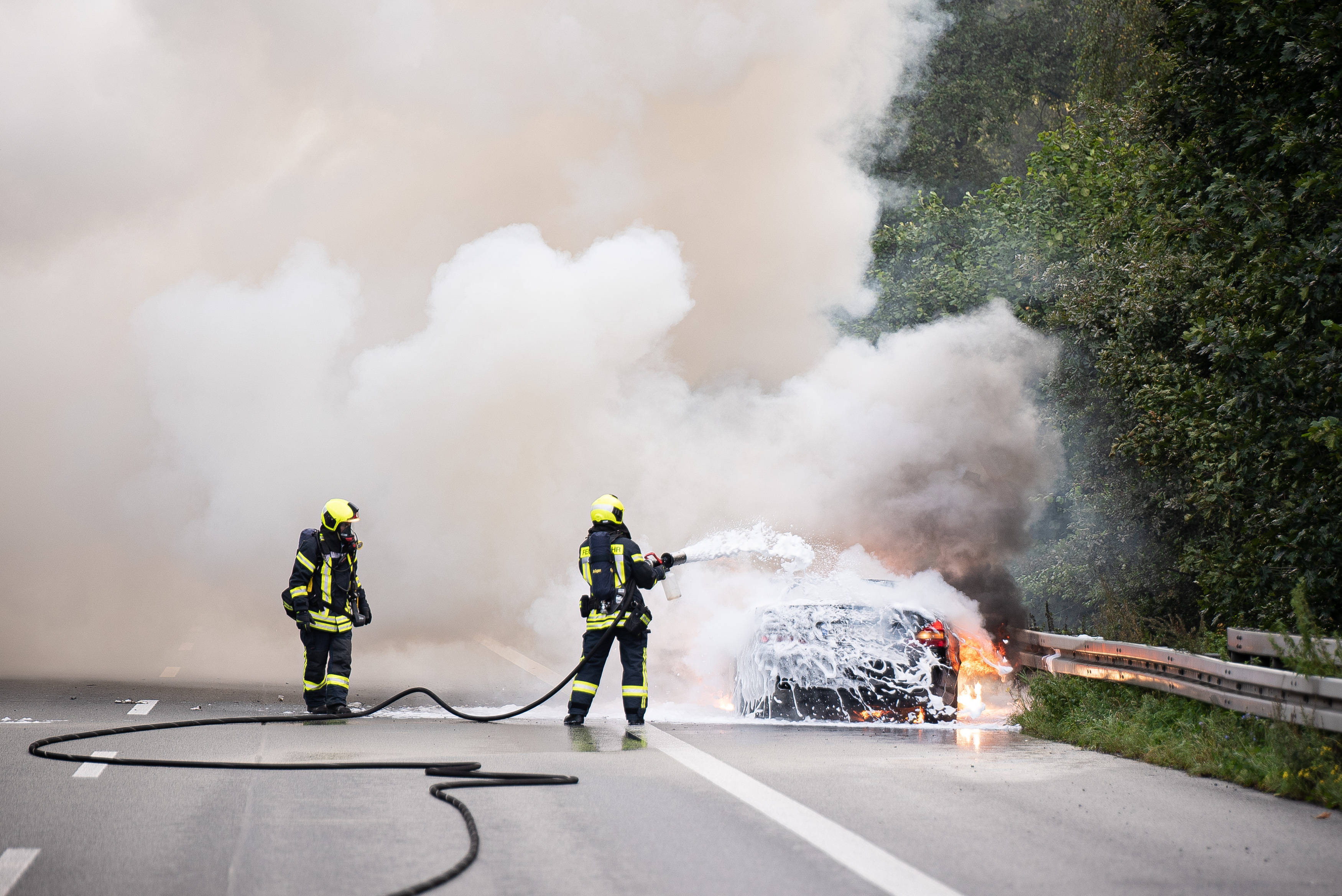 Tödliches Unfall-Drama! Ehepaar verbrennt nach Crash gegen einen Baum im Fahrzeug