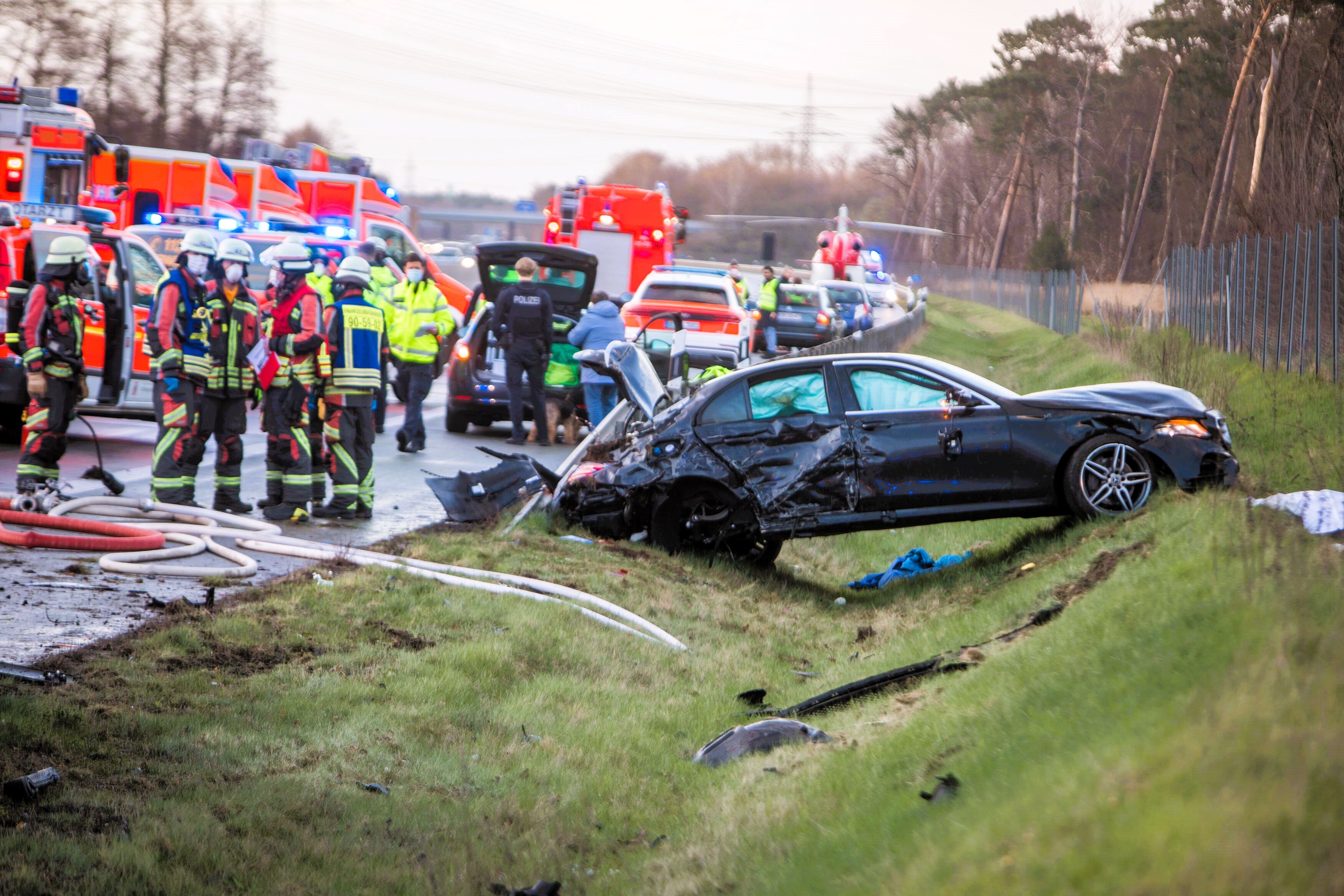Vollsperrung! Kind stirbt bei schwerem Unfall! Tödlicher Zusammenstoß auf der Landstraße