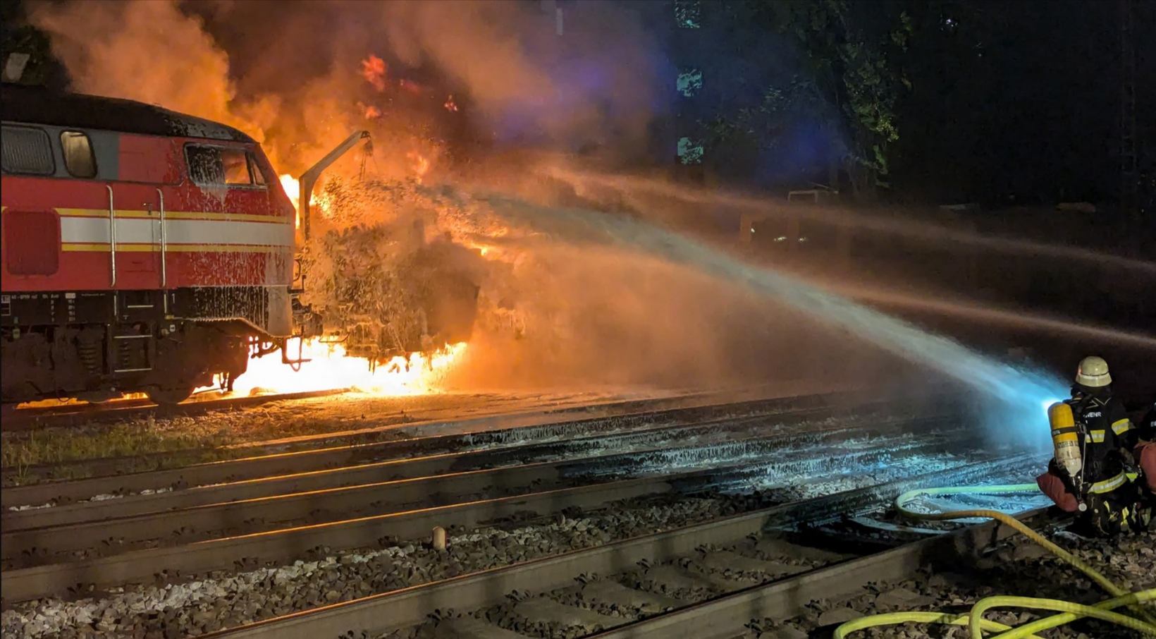 Feuer bei der Bahn! Diesel-Lok geht im Flammen auf - war es ein Anschlag?!