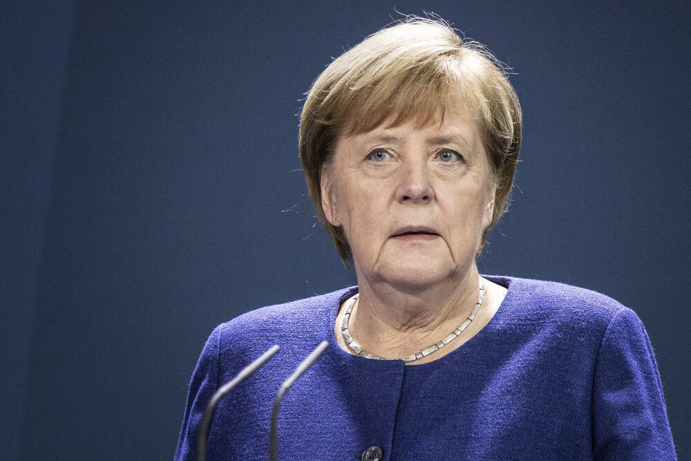 Angela Merkel victime d'une attaque lâche! La tenue de l'ex-chancelière lors de ses courses devient virale et lui coûte cher!