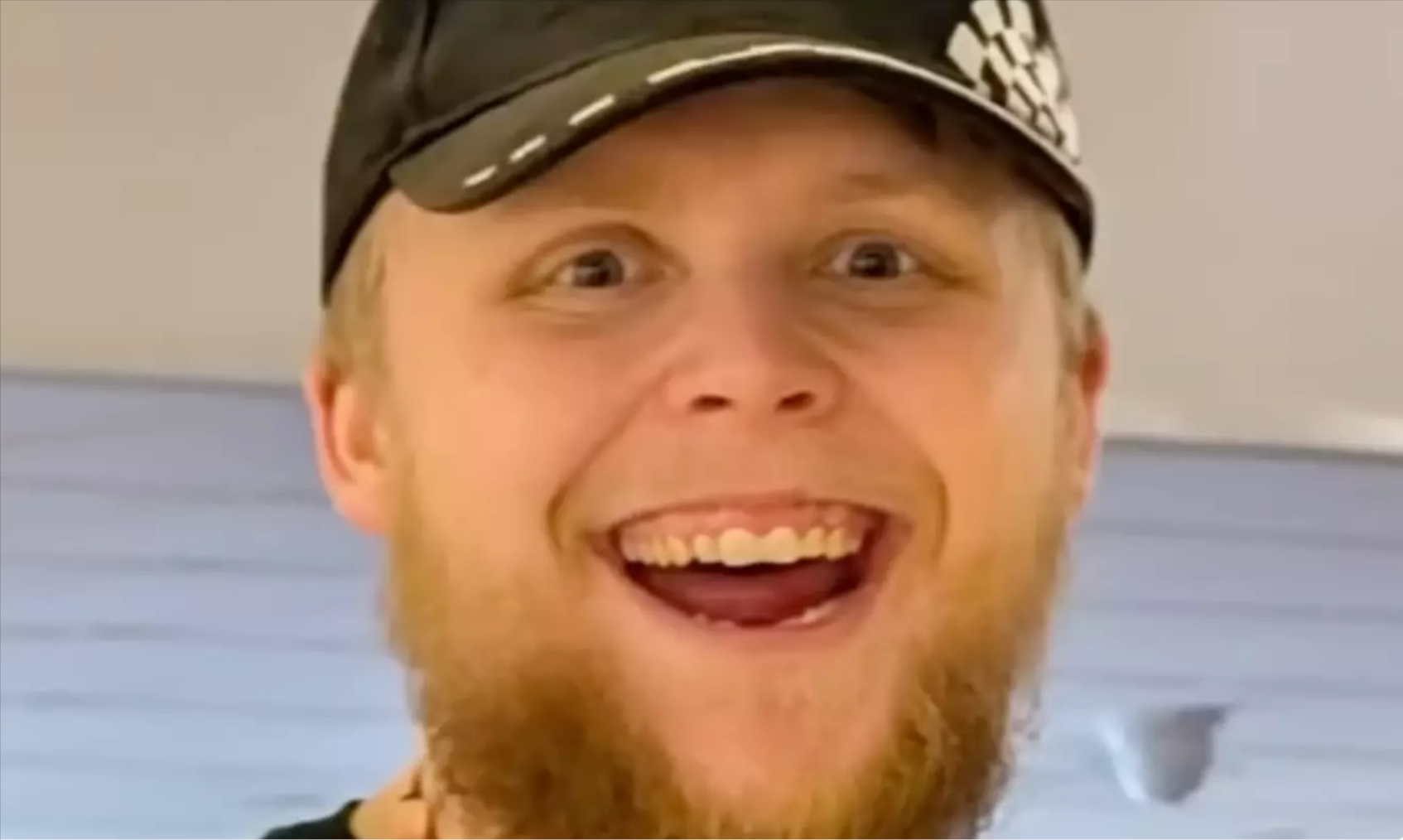 Mère dévastée d'un jeune de 24 ans mort de démence révèle le premier moment où elle a su que quelque chose n'allait pas