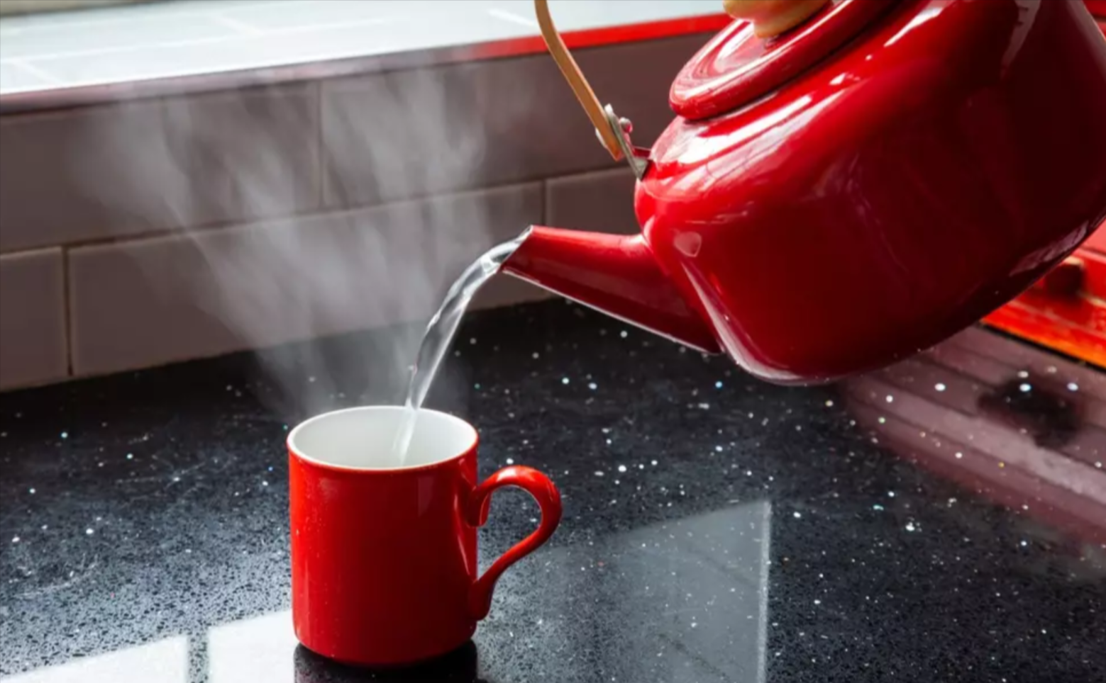 La réalité de ce qui se passe lorsque vous buvez de l'eau chaude en tant qu'astuce santé devient virale