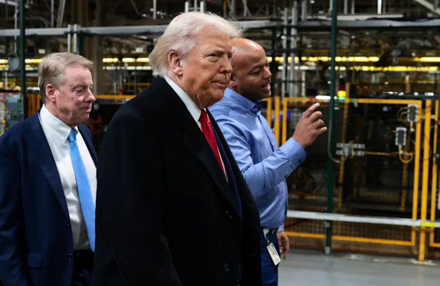 Scandale à l'usine Ford lors de la visite de Trump : il insulte un ouvrier et lui fait un doigt d'honneur !
