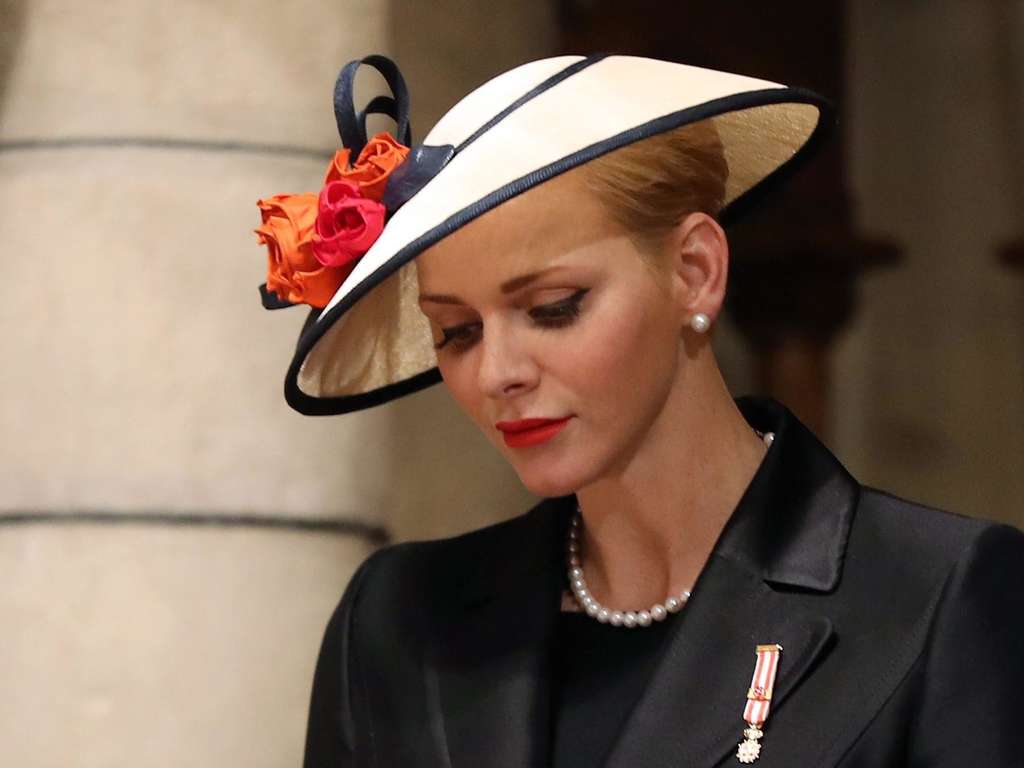 Tristesse à Monaco ! La princesse Charlène — un dernier adieu — Le prince Albert et la princesse Charlène en deuil.