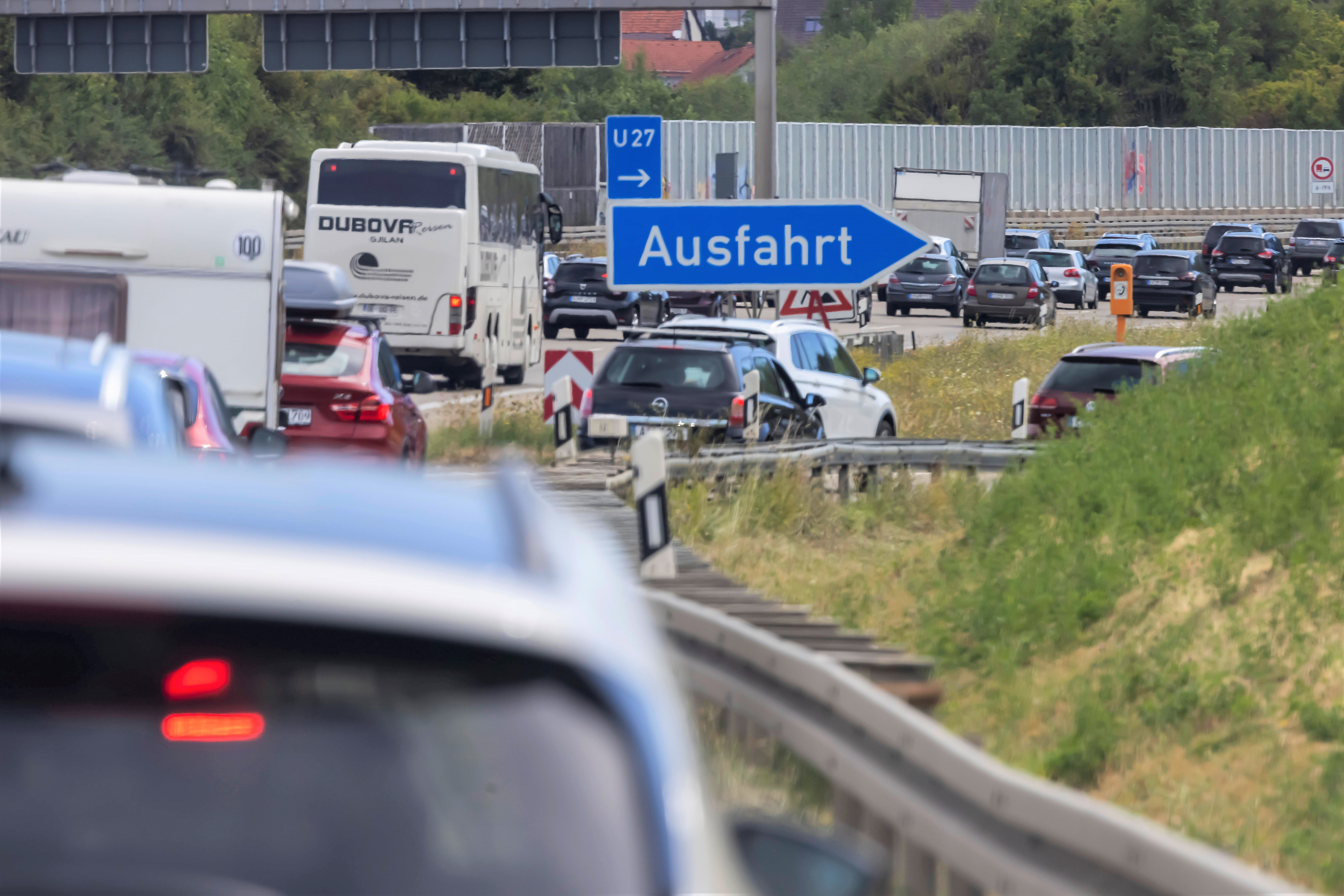 Klima-Aktivisten legen Autobahn lahm - Leichtsinnige Kletteraktion führt zu Vollsperrung!