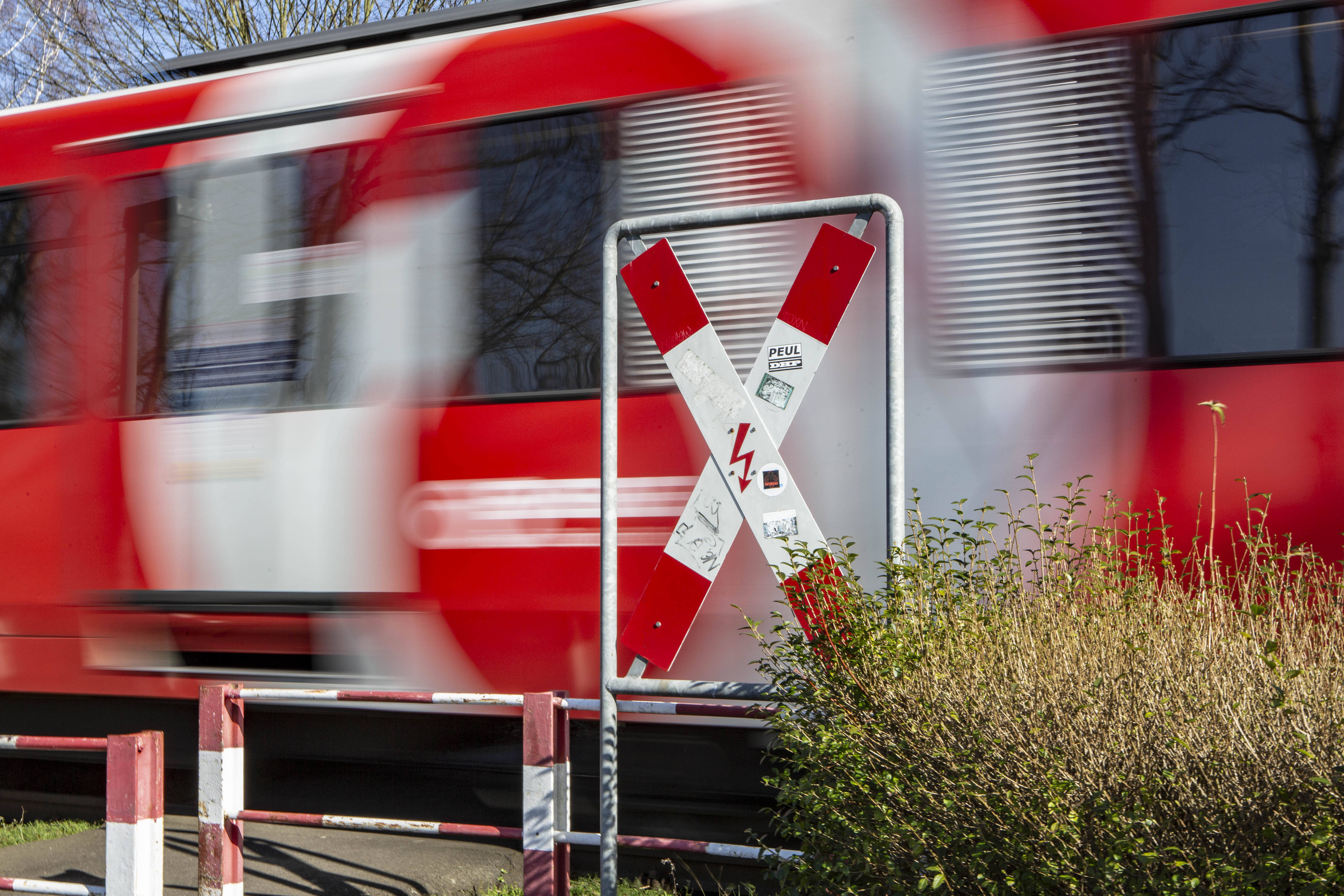 Tödliches Zugunglück am Bahnhof! Regionalbahn erfasst 2 Zwillingsschwestern (18) und verletzt eines der Mädchen tödlich
