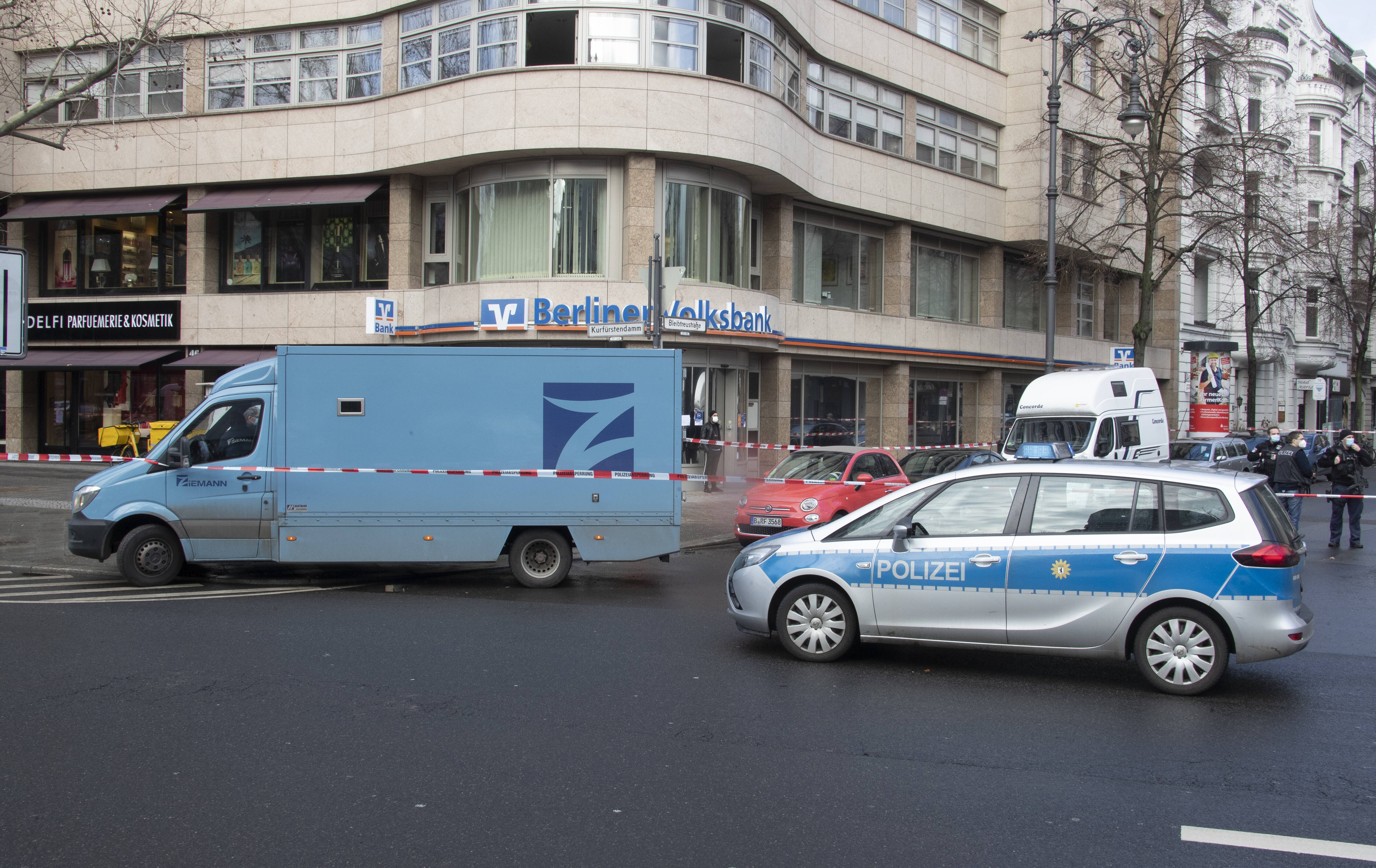 Schüsse! Geldtransporter auf der Autobahn überfallen! Täter auf der Flucht