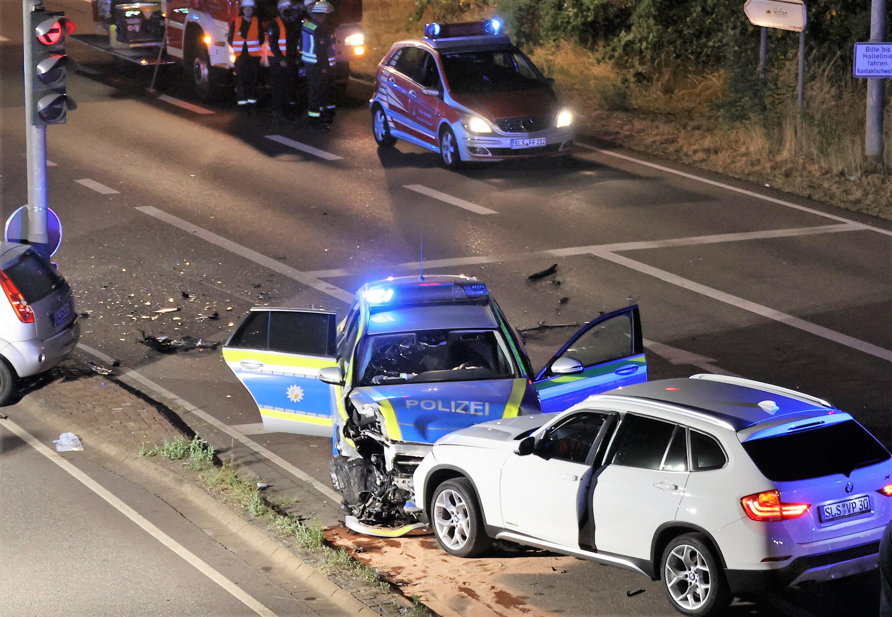 Schwerer Unfall! Polizeiwagen überschlägt sich und landet auf dem Dach! – Insgesamt 3 Personen verletzt
