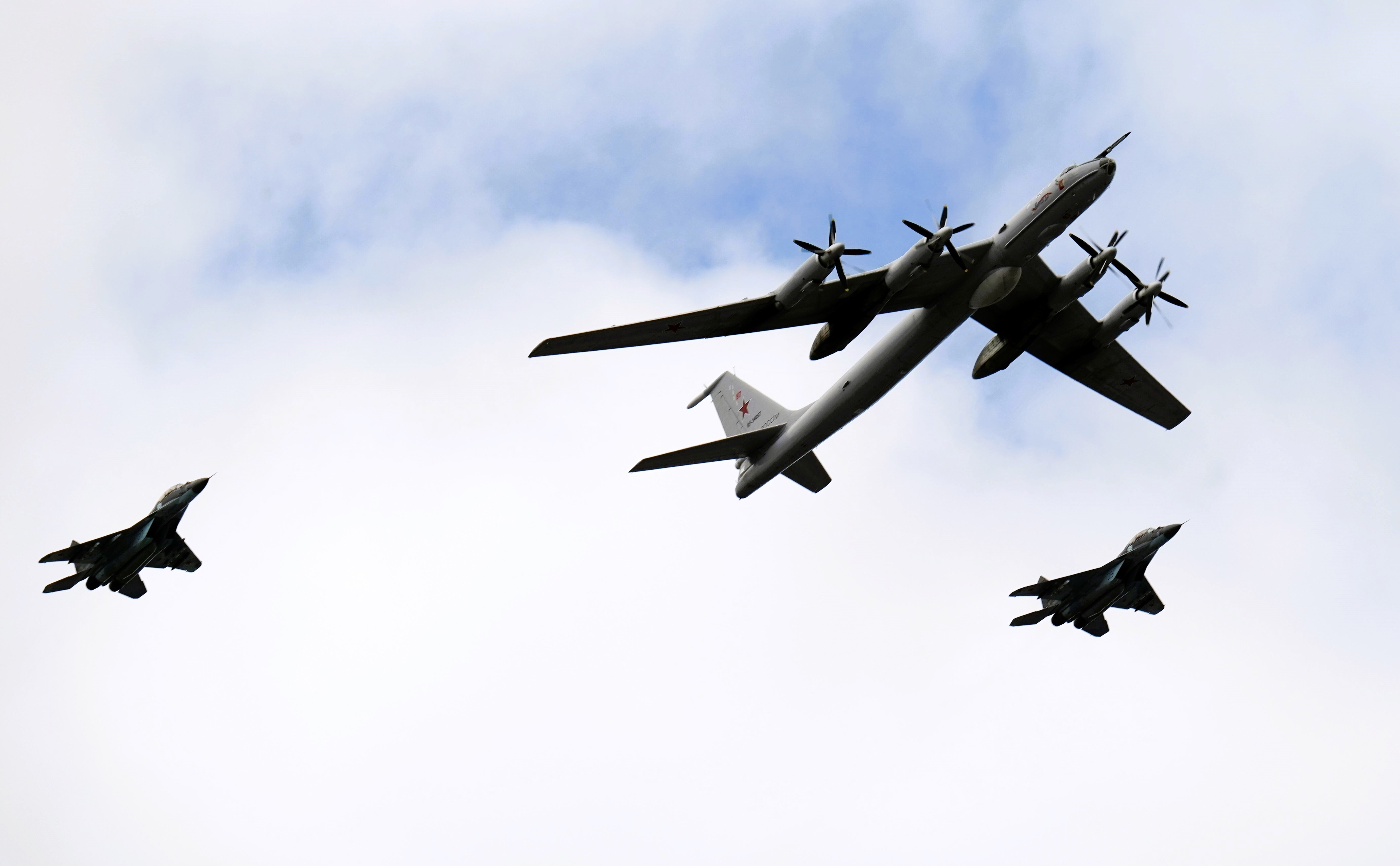 NATO-Bomber fliegt auf Putins Heimatstadt St. Petersburg zu! Alarm bei russischer Luftabwehr!