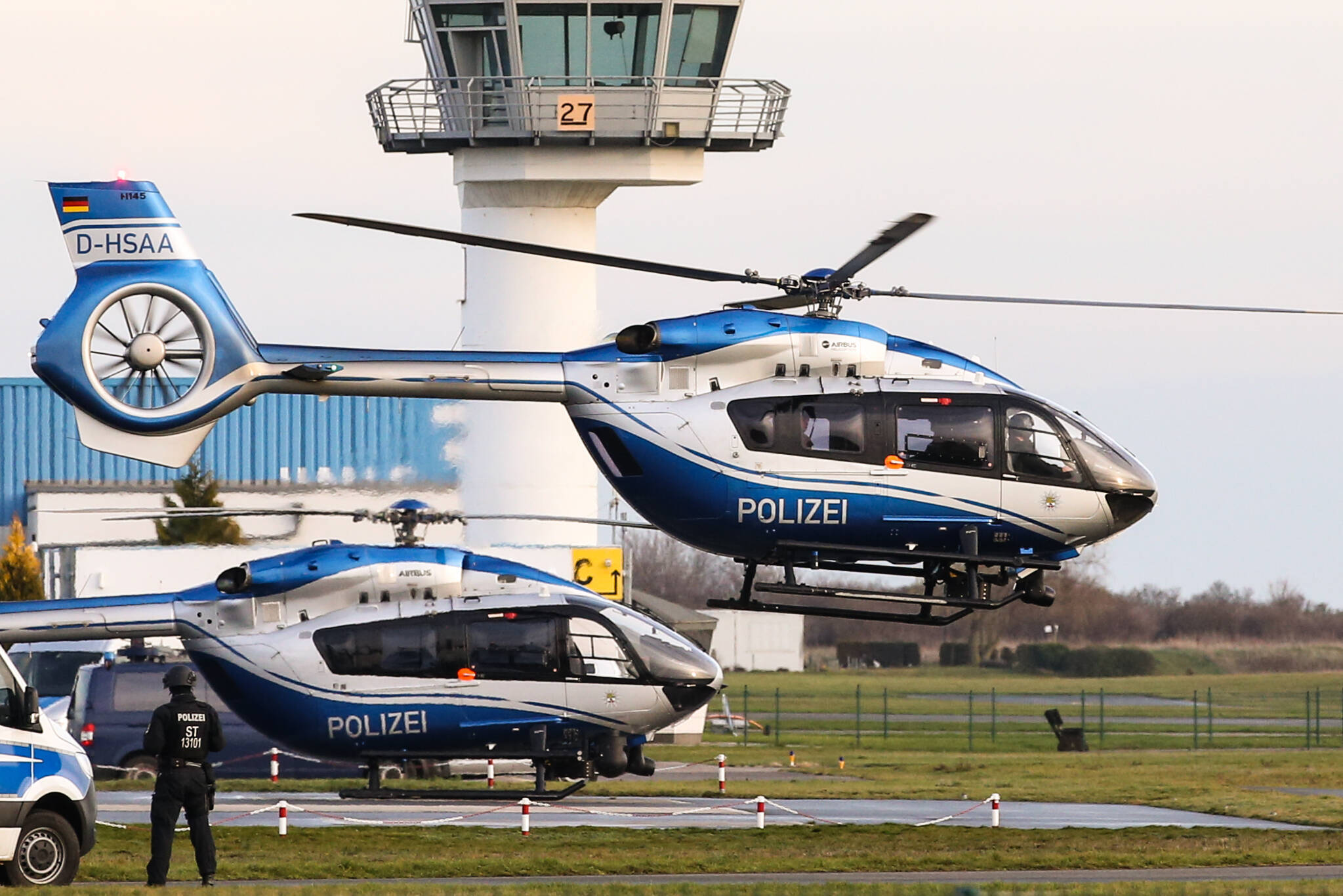 Gefangener Halle-Attentäter greift erneut Gefängniswärter mit Waffe an! Dabei ist er in Hochsicherheitsverwahrung!