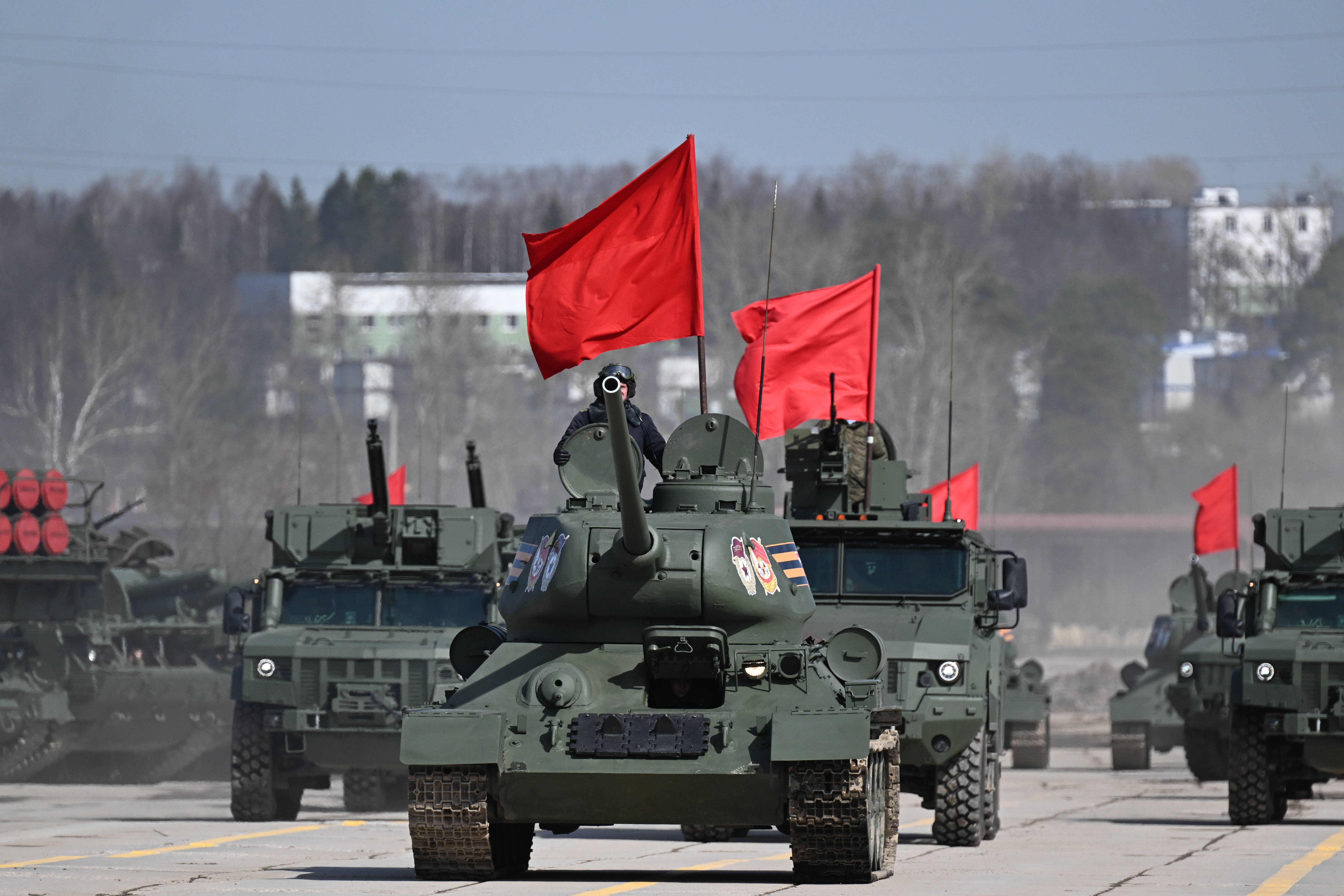 Peinlich - Moskau hat keine Panzer für Paraden - alle Show-Panzer im Ukraine Krieg im Einsatz! Putin kratzt alles zusammen