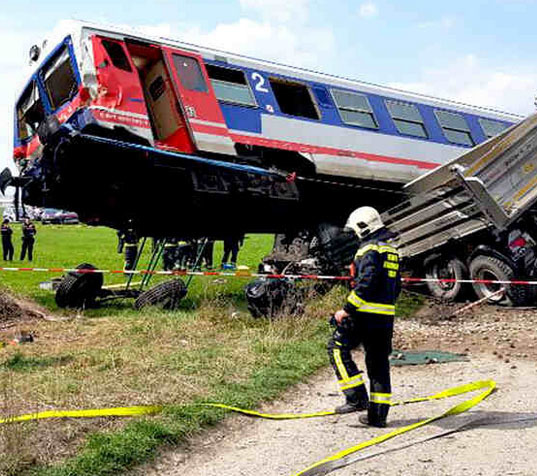 Zugunglück in NRW! 2 Menschen sterben - Zug rast in Menschengruppe! Bahnstrecke gesperrt!