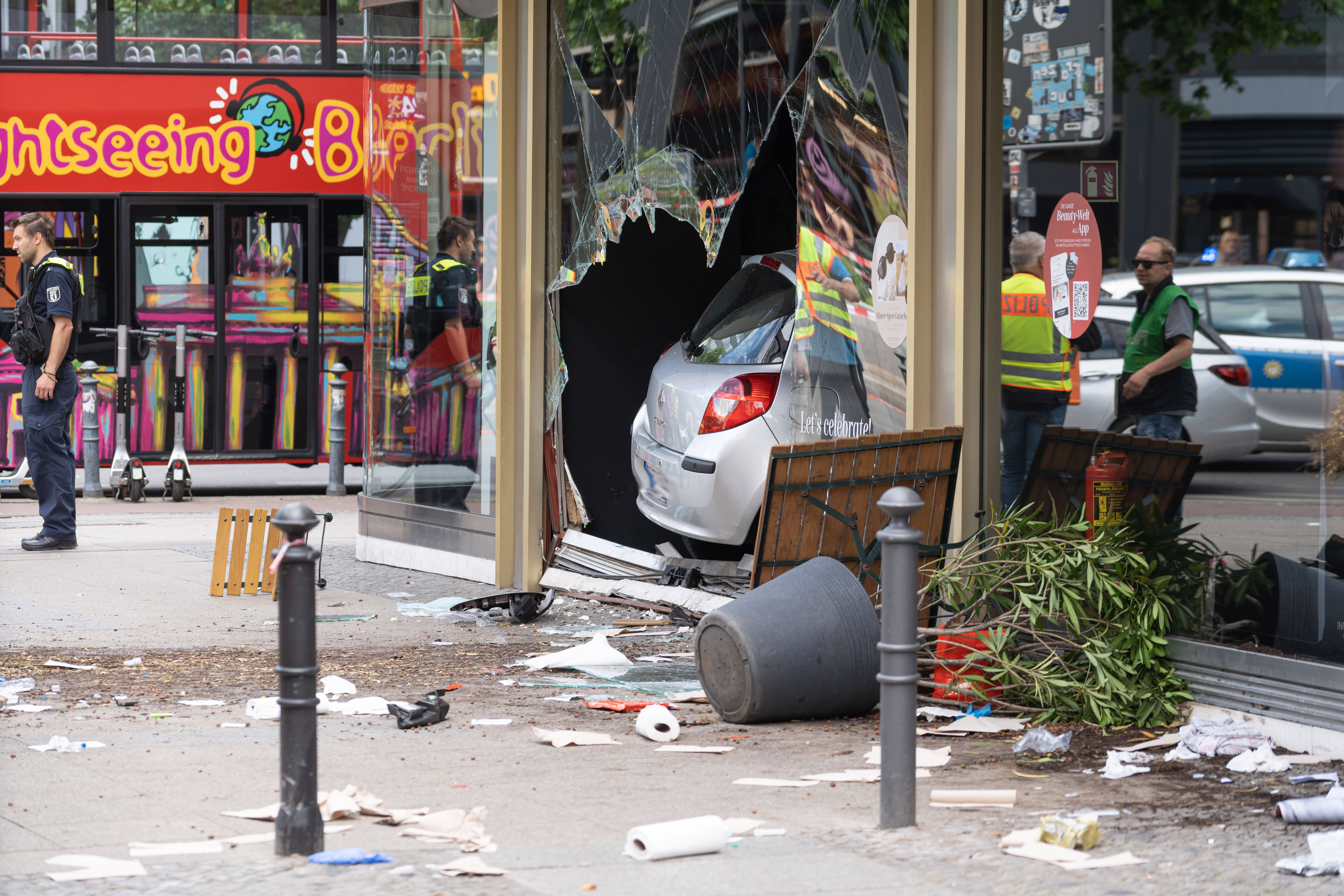 EILMELDUNG🔥 Rentnerin rast in Kindergruppe vor Schule! Mehrere Schwerverletzte
