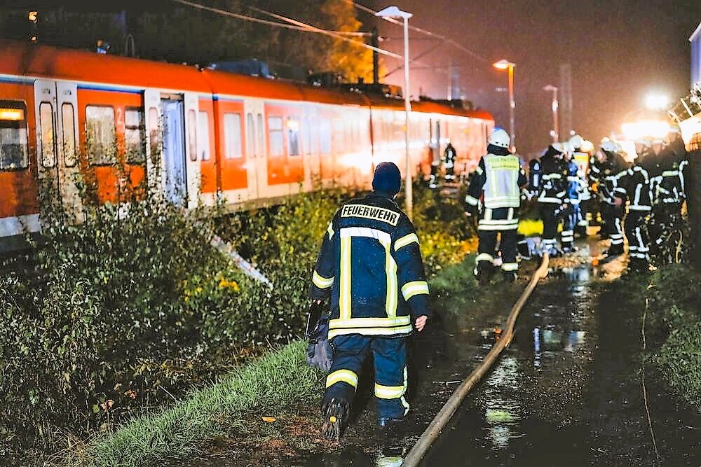 Notfall bei der Deutschen Bahn - gleich zwei Züge gestoppt! Menschen ohne Klimaanlage in Bahn gefangen!
