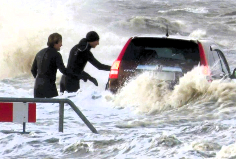Schwere Sturmschäden in der Nacht! Sieben Tote, 21 Meter Welle trifft die Küsten - Flüge und Bahnen ausgefallen, Hunderttausende ohne Strom