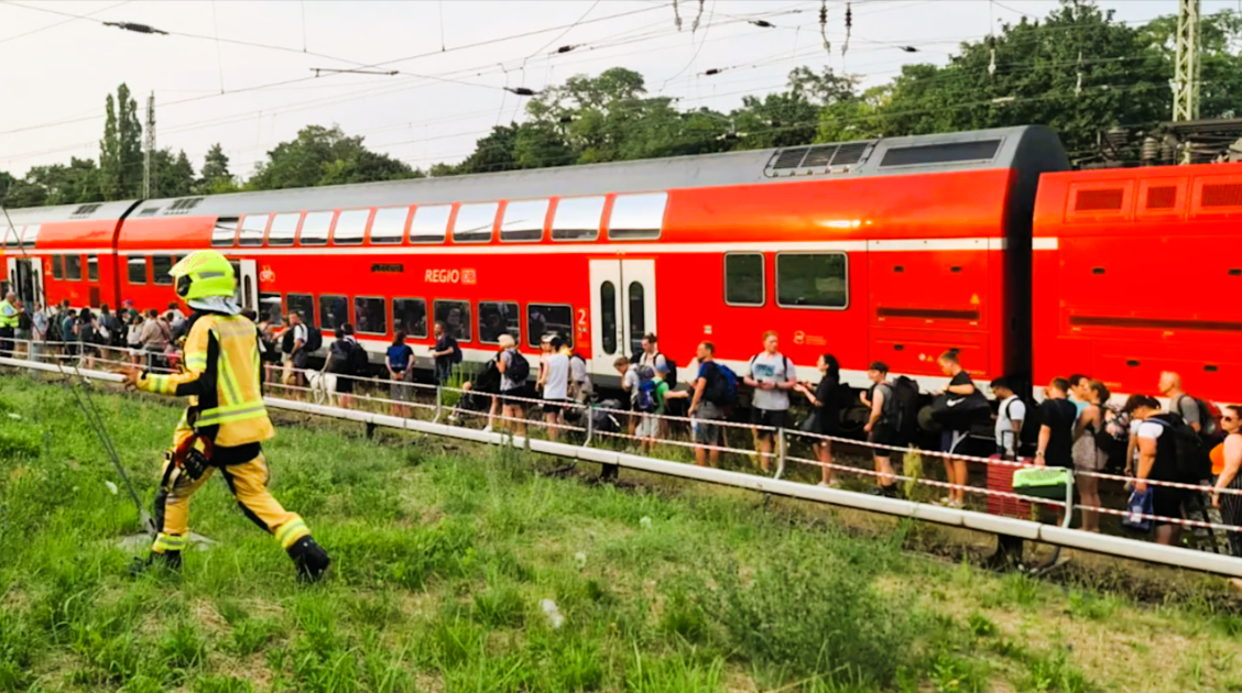 Sperrung nach Zugunglück! Rangierlok rast in Sylt-Zug! Einsatzkräfte bestätigen mehrere Verletzte