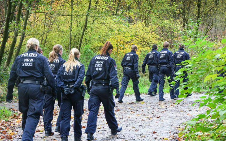 Bluttat in Bayern! Mann tötet Frau und verletzt eine weitere Person schwer - Täter tot in Wald gefunden!