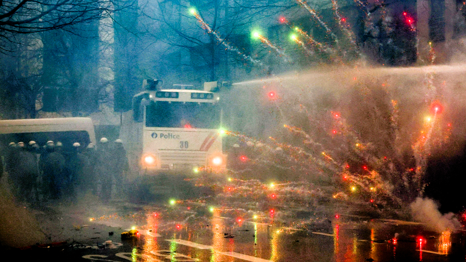 Feu dans le quartier gouvernemental! Des centaines de fermiers manifestent contre la politique agricole de l'UE!