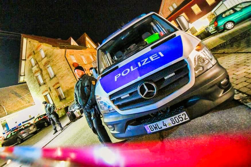 Drame mystérieux dans le Saarland : un colocataire retrouvé mort, un autre en fuite