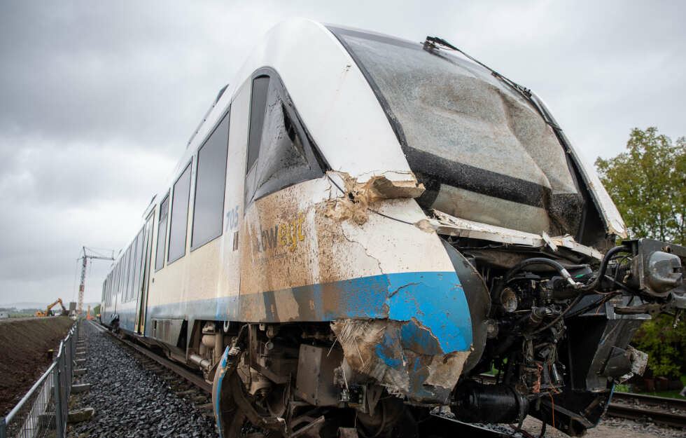Zug in Flammen! Feuer auf Bahnstrecke -Deutsche Bahn Zug fast vollkommen zerstört