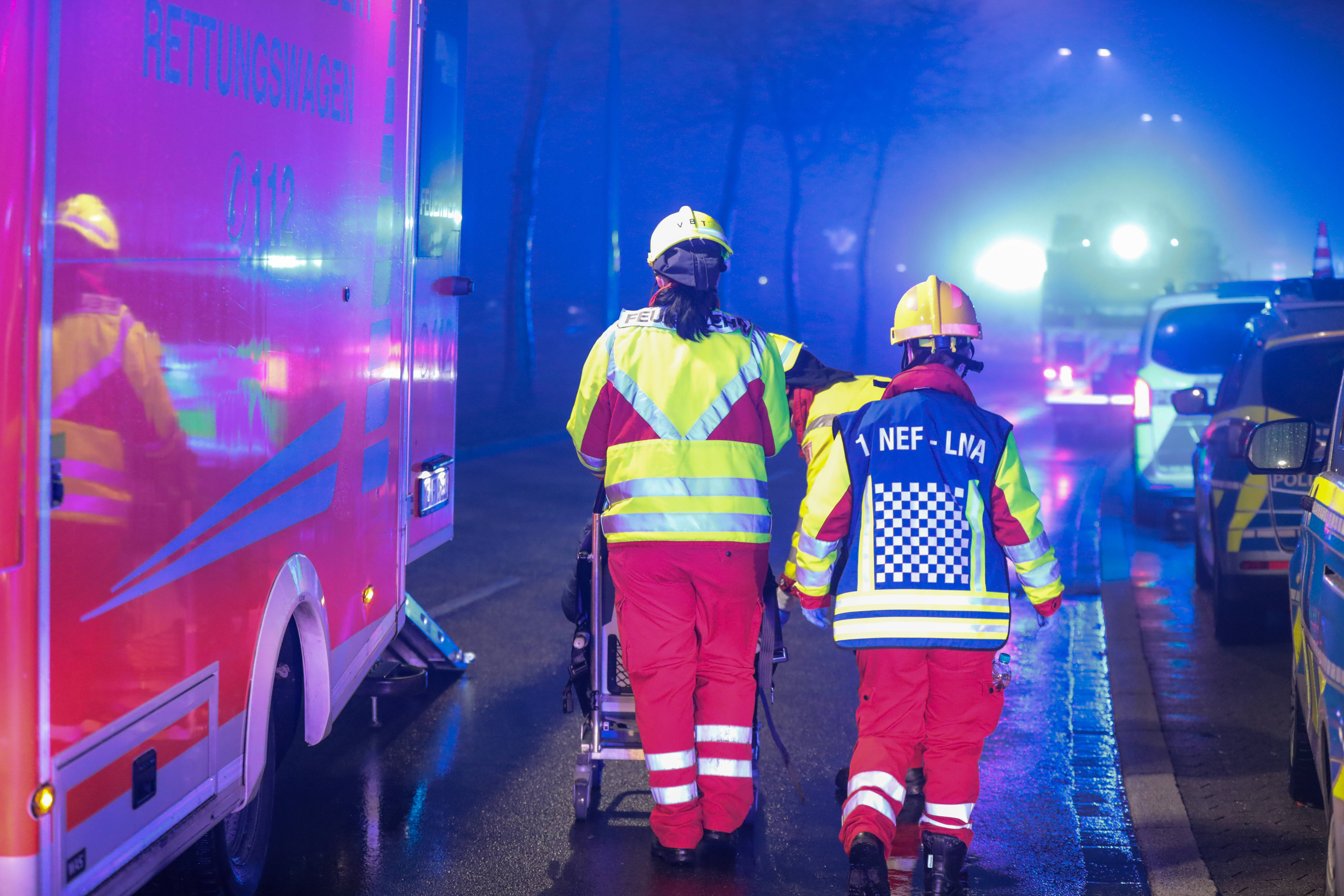 Feuer in Mehrfamilienhaus! Kind stirbt - war es Brandstiftung? 2 Todesopfer und mehrere Verletzte