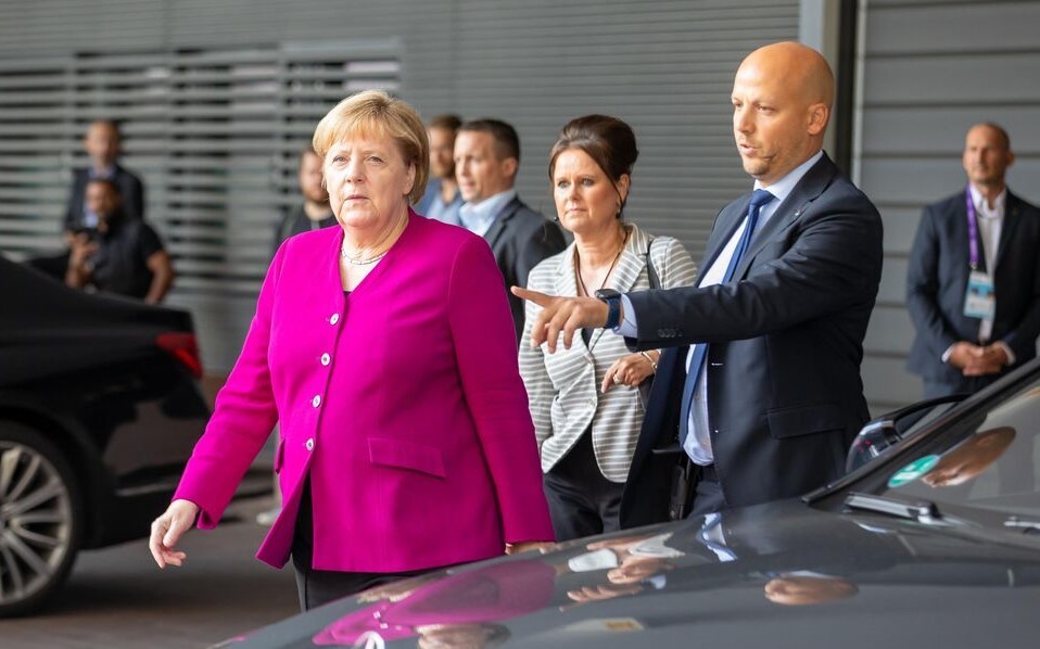 Angela Merkel victime d'une attaque lâche! La tenue de l'ex-chancelière lors de ses courses devient virale et lui coûte cher!