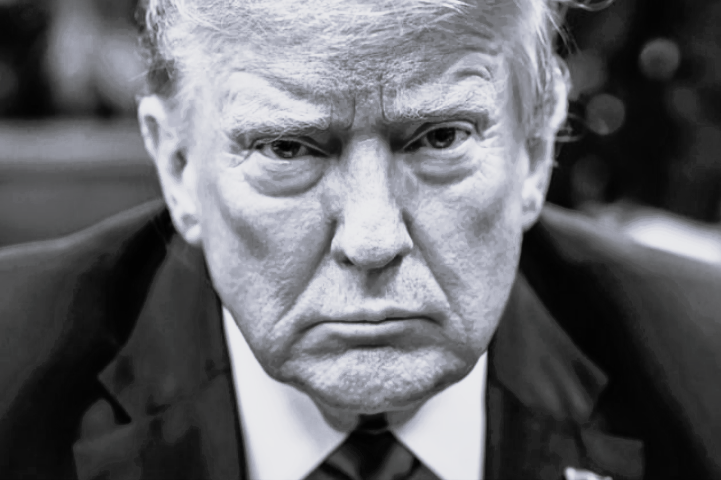 Scandale à l'usine Ford lors de la visite de Trump : Insulte un ouvrier et lui montre son majeur!