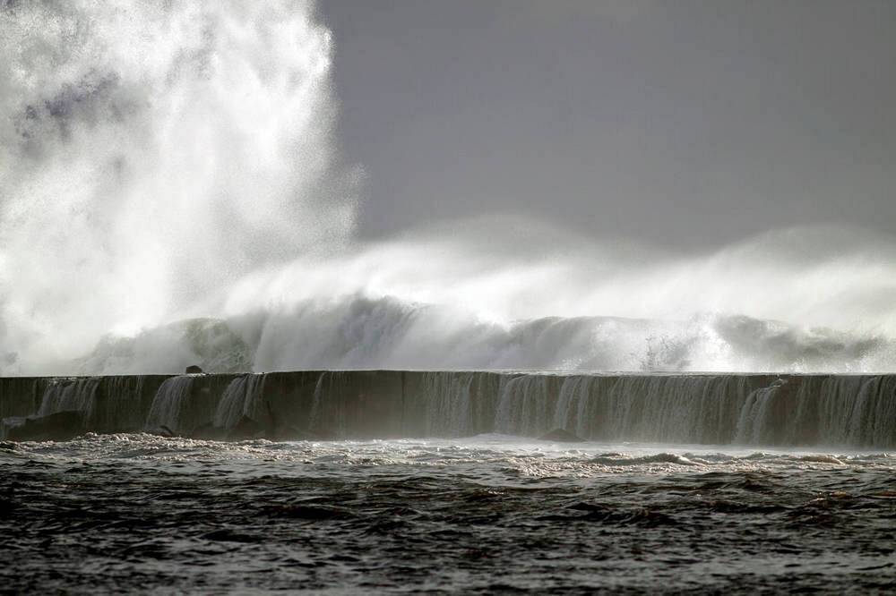 Une vague géante entraîne plusieurs touristes en mer ! L'île espagnole devient un cauchemar