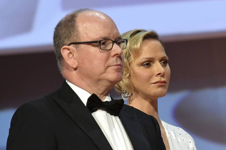 Tristesse à Monaco ! La princesse Charlène — adieu douloureux — Le prince Albert et la princesse Charlène face à la perte.